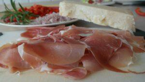 piatto di prosciutto di parma e parmigiano reggiano