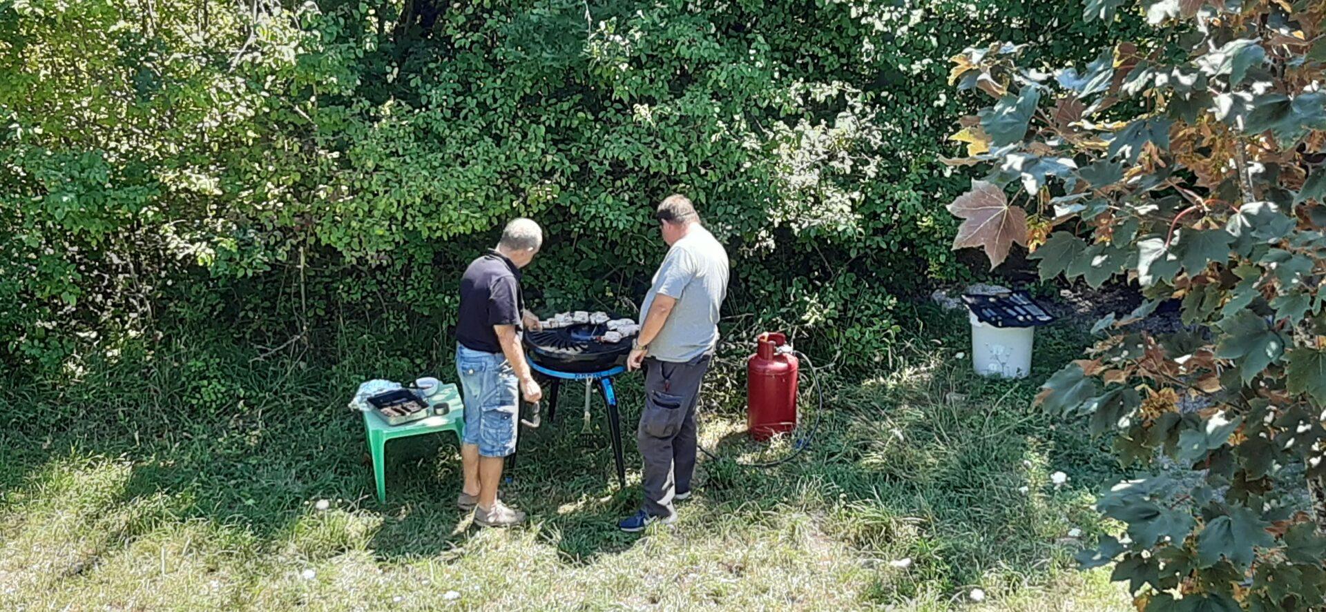 Vista panoramica di due persone che utilizzano il barbecue di Tolasudolsa durante la Pasqua.